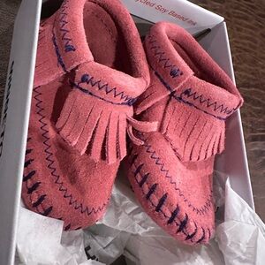 Minnetonka Kids Moccasins in Pink with Blue Stitching